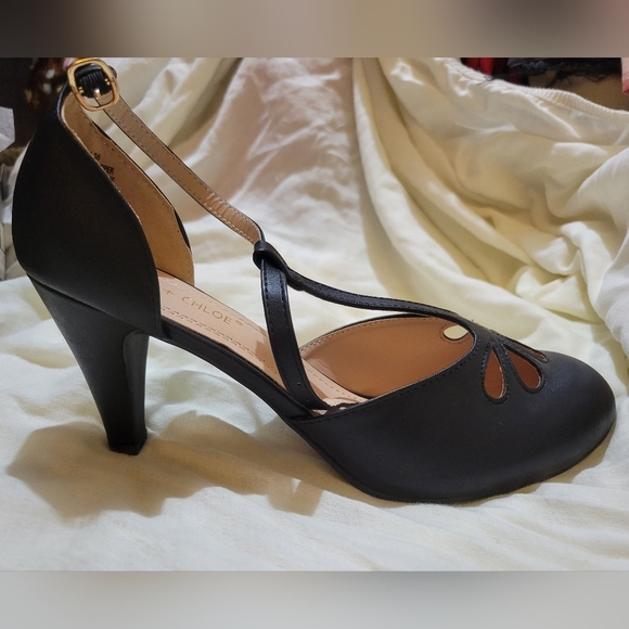 Chase and Chloe Kimmy Teardrop Cut out T-Strap mid heel dress pumps Women's 10 - Picture 2 of 6